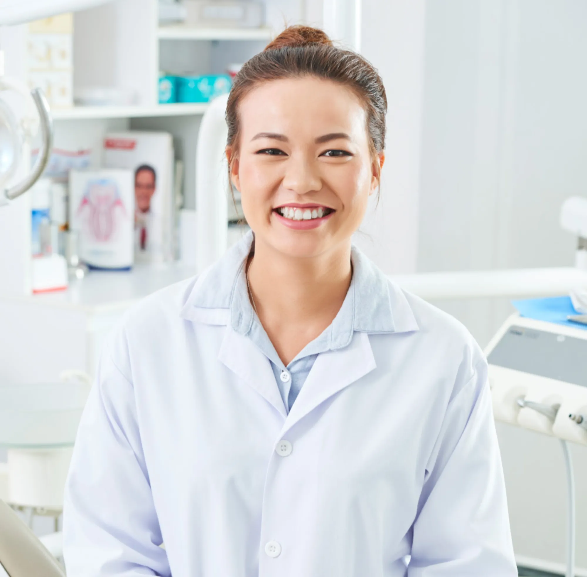 Beautiful female dentist portrait vva6t8l