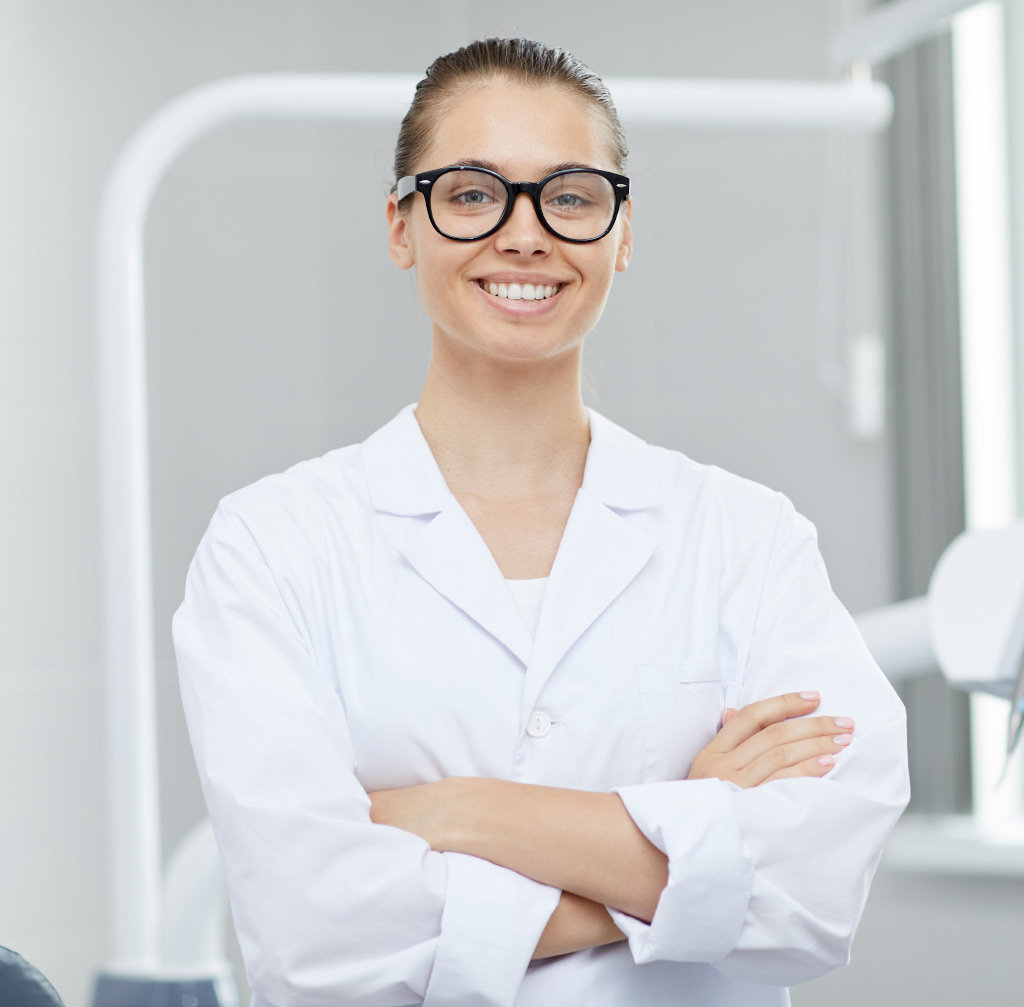 Female dentist posing in office h89d7ua
