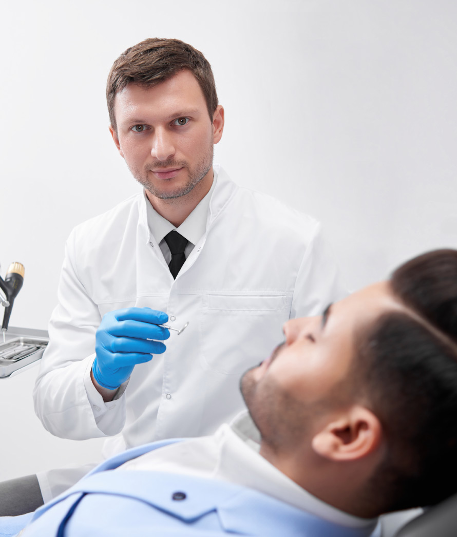 Young man visiting dentist beugef6